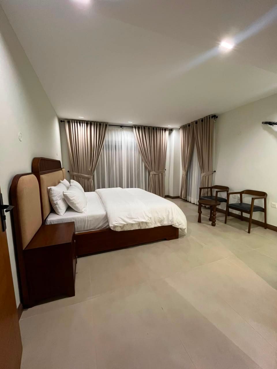 Furnished bedroom with seating area in a family apartment for rent in Nathiagali